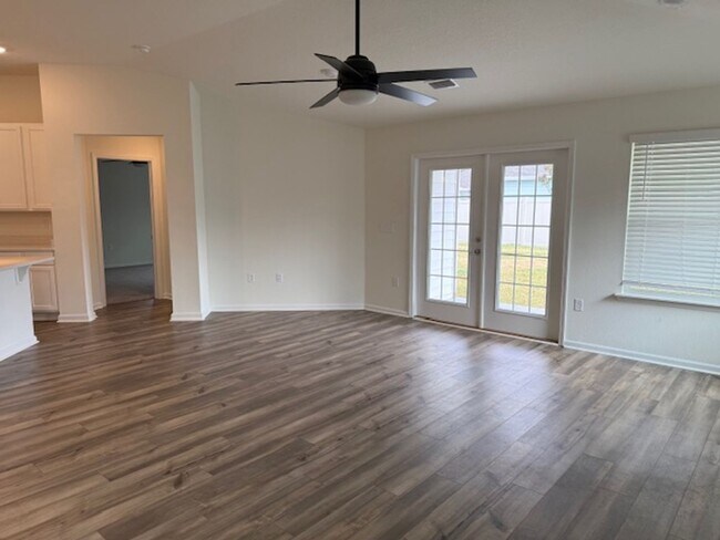 Building Photo - Like New 4/2 Lake Asbury