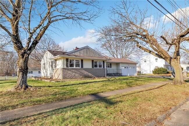 Foto del edificio - 95 Russell Rd