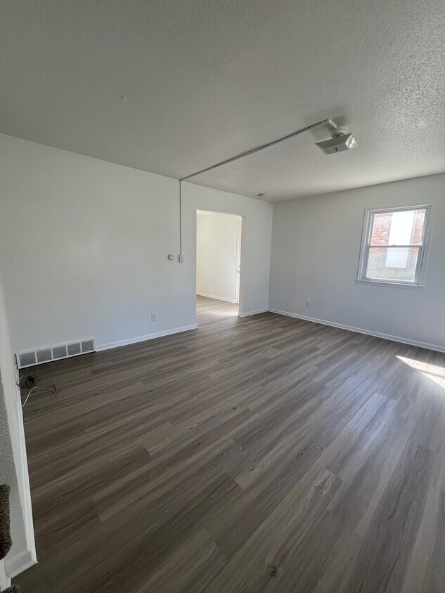 Primary Photo - 23 E Gray St