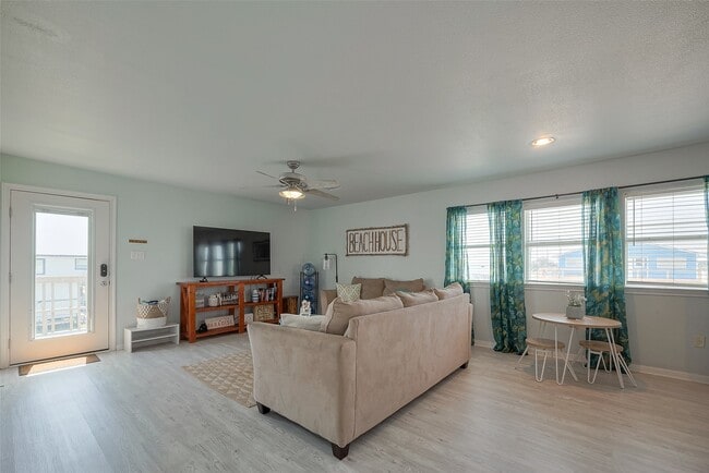 Building Photo - 510 Oyster St