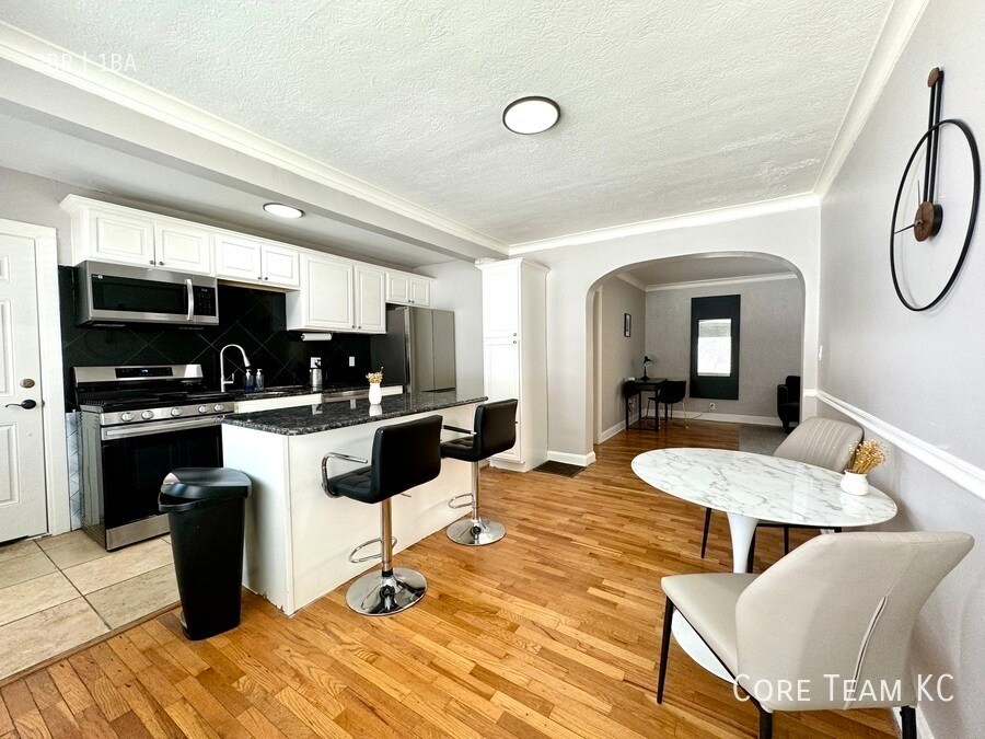 4511 Roanoke Pkwy Unit 45111, Kansas City, MO 64111 Room for Rent in