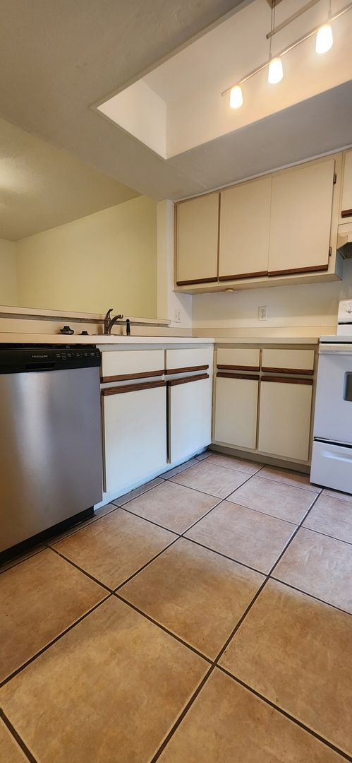 Foto del edificio - Charming 3 Bedroom, 2 Bathroom End-Unit Townhome in Cypress Pointe