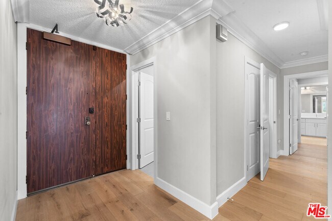 Foto del edificio - 4477 Wilshire Blvd