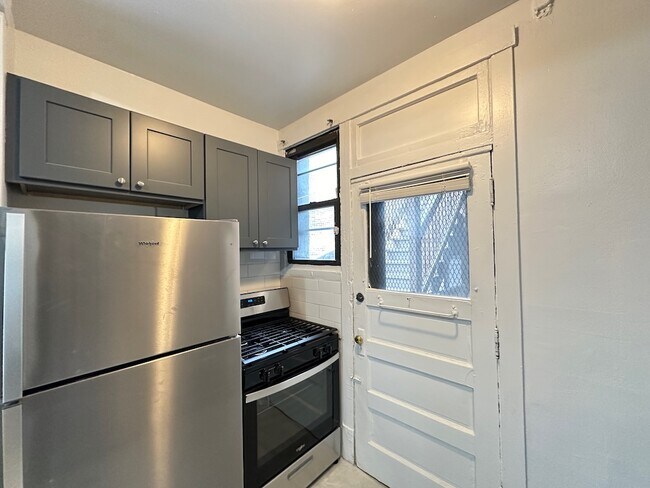 Foto del edificio - 1321.5 W Estes Ave