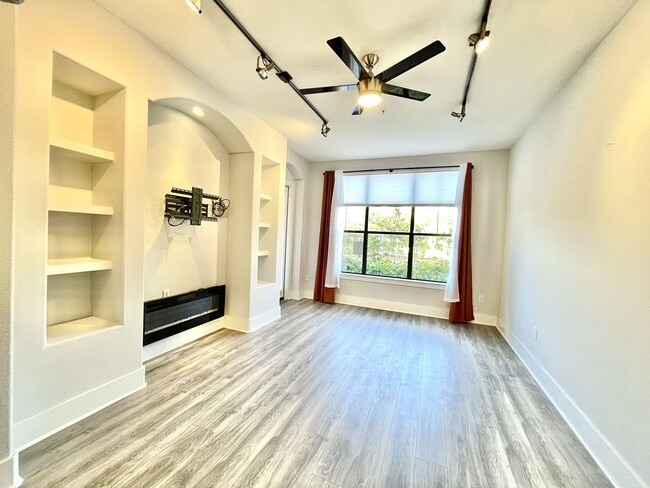 Building Photo - BEAUTIFUL CONDO WITH AMENITIES NEAR VANDER...