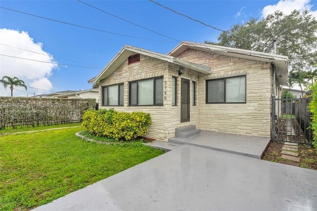 Foto del edificio - 5790 SW 5th St