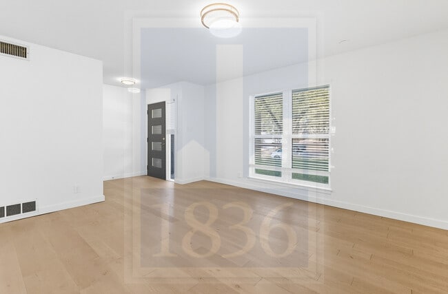 Building Photo - 1705 Deerfield Dr