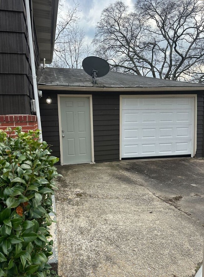 Foto del edificio - Spacious 3BR/2BA with Cozy Fireplace & Bright Living