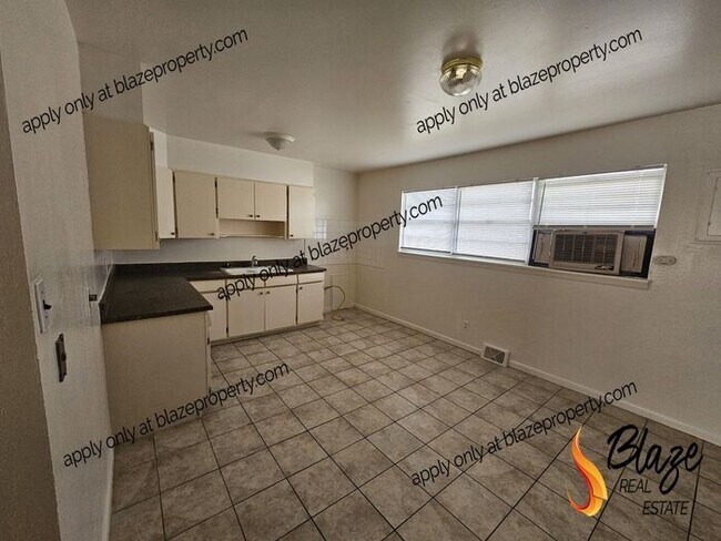 Foto del edificio - Spacious 3-Bedroom Home with Finished Base...