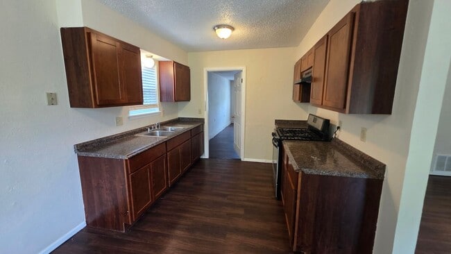 Building Photo - 3 Bed 1 bath home in MWC.