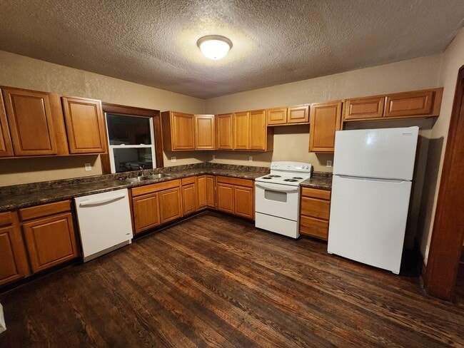 Building Photo - 4 Bedroom, 2 Bathroom home with large yard...