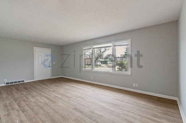Building Photo - Unit