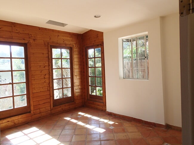 Building Photo - 2047 Ivar Ave