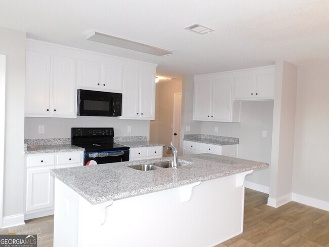 Building Photo - 2214 Savannah Dr