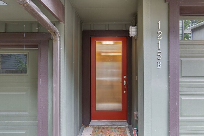 Building Photo - 1215 NE 135th St