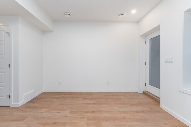 Photo du bâtiment - 11935-11124 124 St