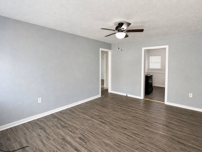 Building Photo - 1181 NW Ozmun Ave