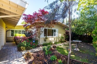 Building Photo - 641 E Meadow Dr