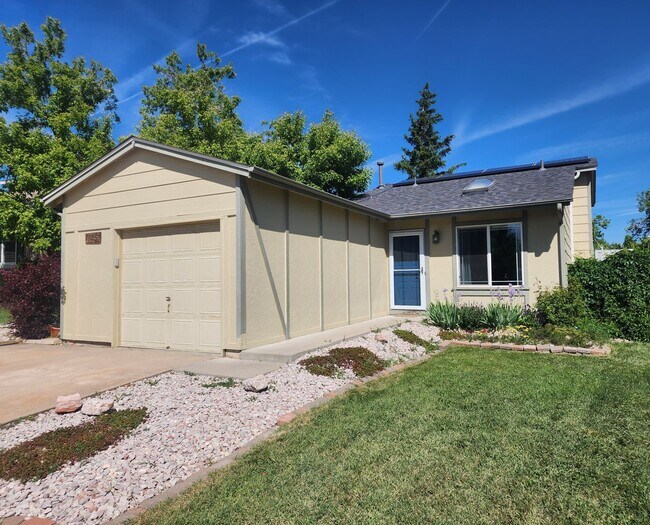 Building Photo - Stunning 3 Bed Home With Large Backyard an...
