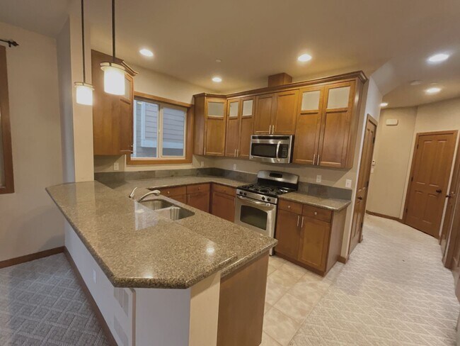 Building Photo - Beautiful 3 Bedroom Townhouse in Lynnwood!