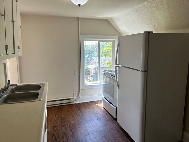 Foto del edificio - 3008 E Rowan Ave