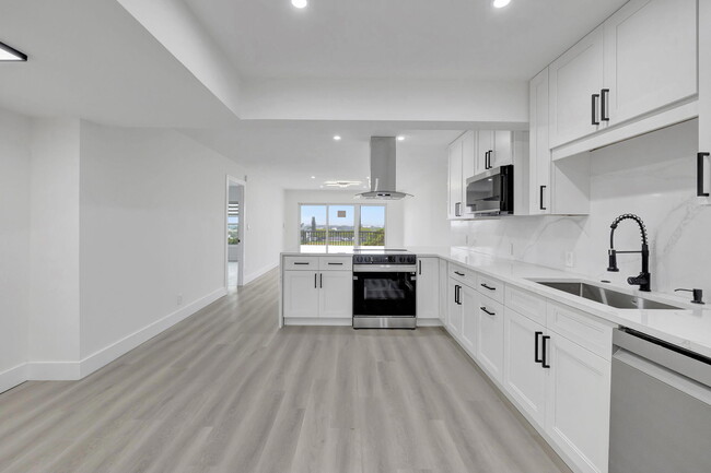 Building Photo - 3050 N Palm Aire Dr