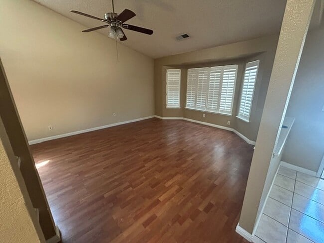 Building Photo - 3 bedroom 2 bathroom in Desirable SW Visalia!