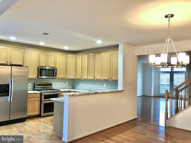 Building Photo - 1981 Logan Manor Dr