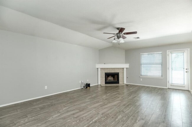 Foto del edificio - 7104 Wandering Oak Rd