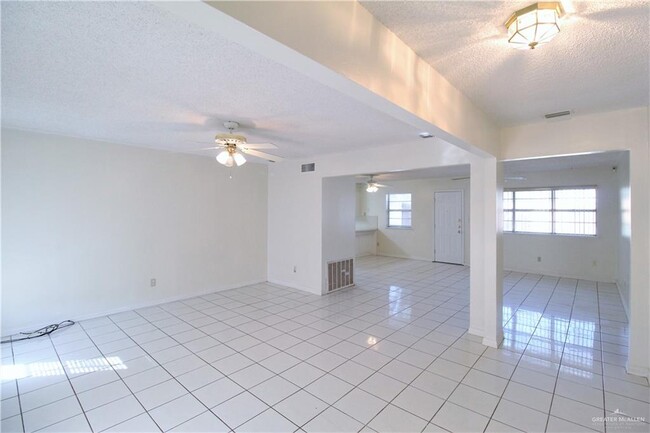 Building Photo - 206 W Esperanza Ave