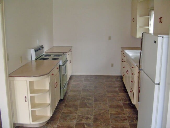 Foto del edificio - West Springfield near Autzen large home with basement