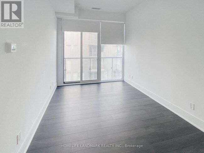 Photo du bâtiment - 28 Wellesley St E