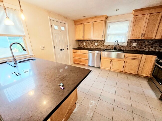 Building Photo - 11 Rockland Pl