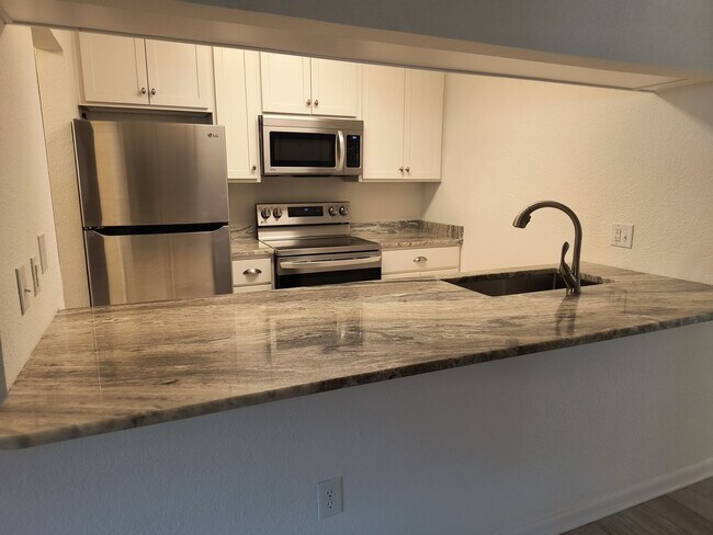 Foto del edificio - NEW LOWER PRICE  Wonderful 2 Bedroom 1.5 Bathroom condo
