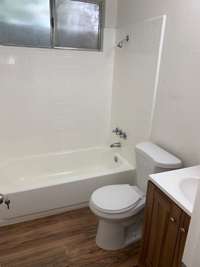 Foto del edificio - 124 W 8th St