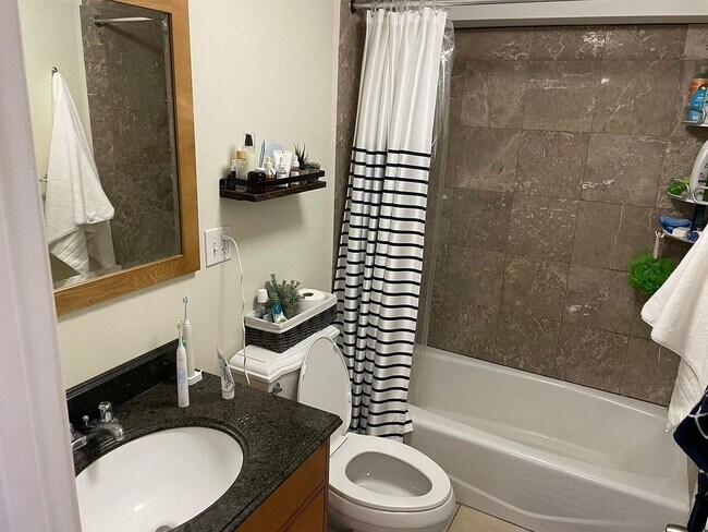 Foto del edificio - 3 bedroom + 1 1/2 bath Allston on MBTA GL-B