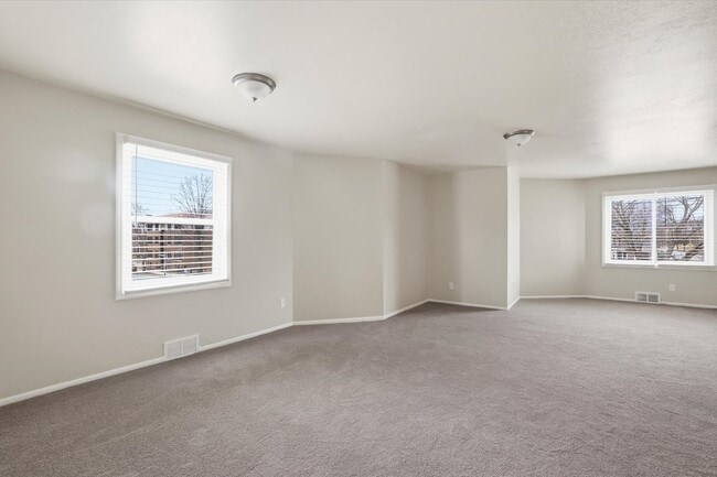 Living room - 101 W Meinecke Ave