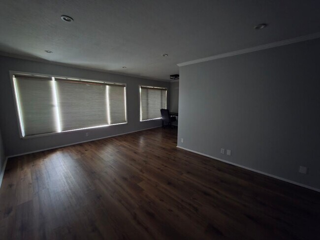 Foto del edificio - UPPER 1BD/1BA CONDO WITH GARAGE AND COMMON...