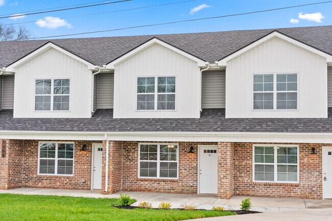 Foto del edificio - Coming SOON! Close to downtown Clarksville & APSU! 2 Bed/2.5 Bath townhouse!