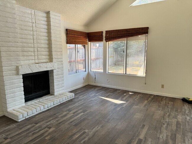 Foto del edificio - Spacious Home on Cul-de-sac by Laguna Lake...