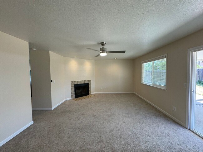 Building Photo - REDUCED!!!  3 Bedroom 2 Bath in Mature Nei...