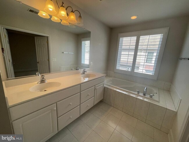 Building Photo - 5996 Grand Pavilion Way