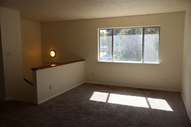 Foto del edificio - Beautiful Split-Level 6BR Home with Attach...