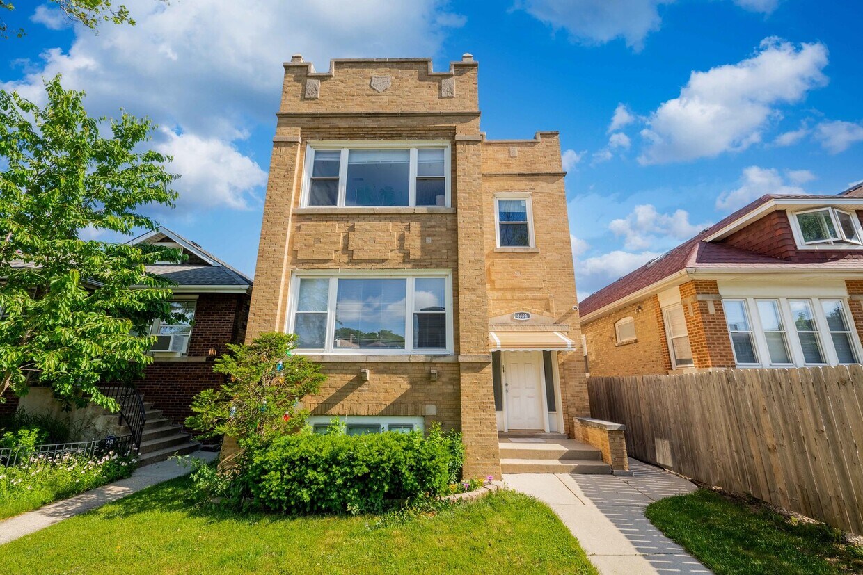 Primary Photo - 3734 W Giddings St