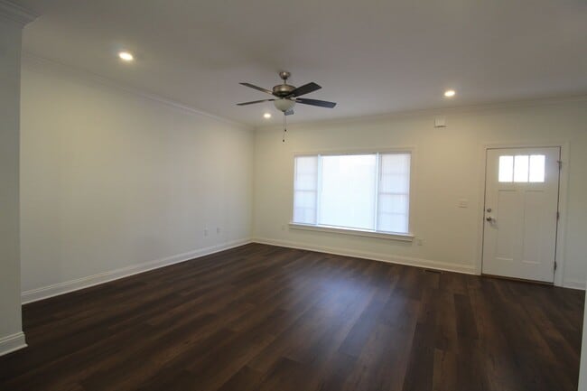 Building Photo - 3 Bedroom 2.5 Townhome Available Now!