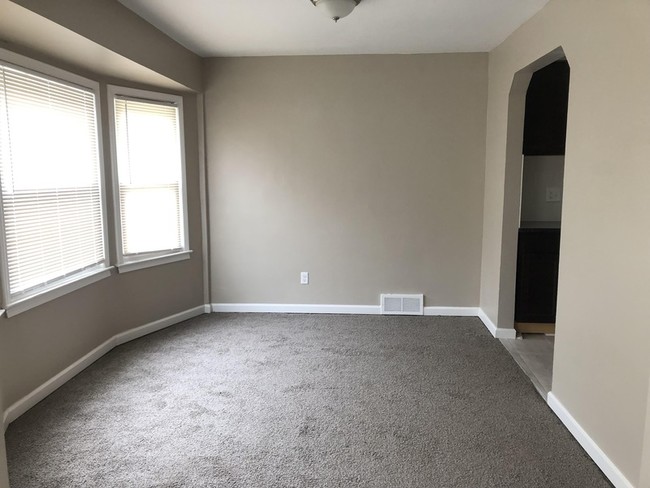 Building Photo - 9075 Greenview Ave