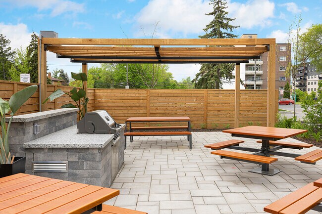 Building Photo - 67 & 70 Parkwoods Village Dr