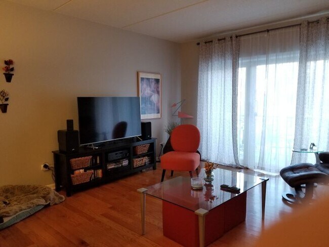 Foto del edificio - 8747 W Bryn Mawr Ave