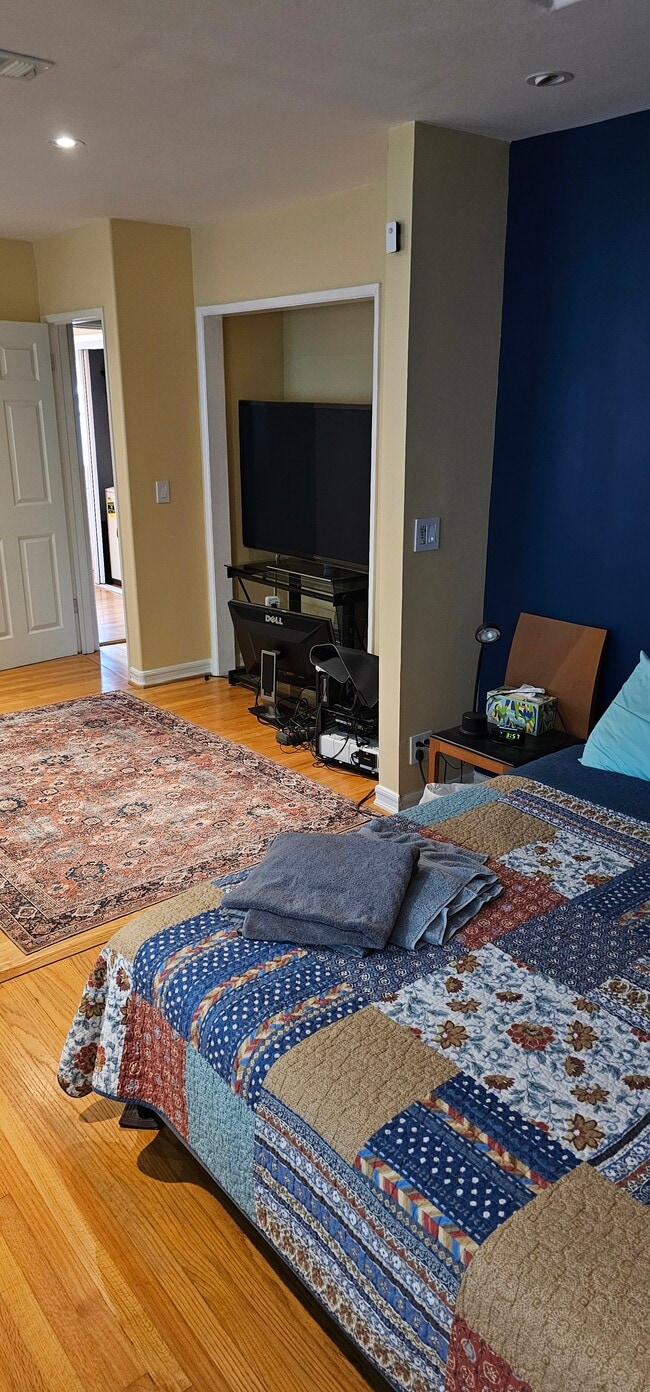 Building Photo - 1301 Lynngrove Dr