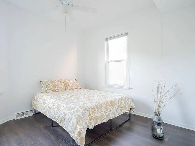 Building Photo - Michigan Ave